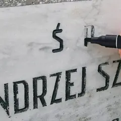 Ile kosztuje malowanie liter na pomniku? Sprawdź ceny i porady