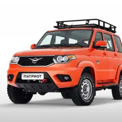 Pomarańczowy UAZ Patriot z bagażnikiem dachowym i wyciągarką na białym tle.