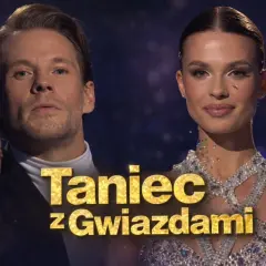 Para z "Tańca z Gwiazdami" w błyszczących strojach, gotowa do występu.