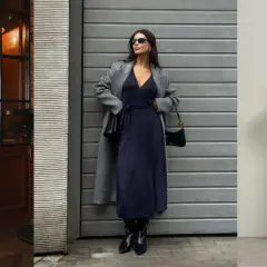 Elegancka sukienka na duży brzuch, kopertowa granatowa i czarna dzianinowa.