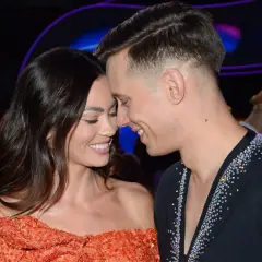 Edyta Zając i jej partner w romantycznym uścisku, oboje uśmiechnięci.