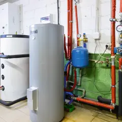 Kotłownia z dwoma bojlerami i instalacją hydrauliczną. To przykład, co to jest ekoprojekt – efektywne wykorzystanie energii.