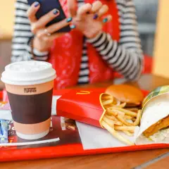 Taca z McDonald's: frytki, burger, wrap i kawa. Idealny zestaw na szybki lunch, choć warto pamiętać o jego kaloryczności.