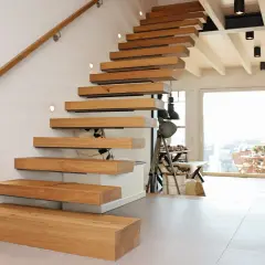 Ein modernes Treppenhaus gestalten: Schwebende Holzstufen mit integrierten Leuchten und einem schlichten Holzhandlauf.