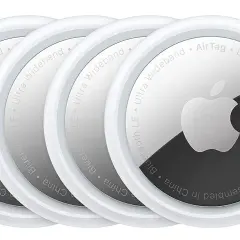 Cztery białe lokalizatory Apple AirTag. Nie ładuje się ich, lecz wymienia baterię.