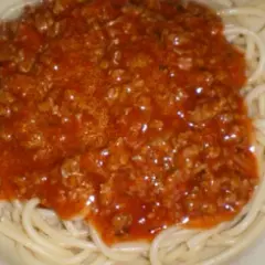 Prosty przepis na spaghetti z mięsem mielonym. Aromatyczny sos bolognese na makaronie.