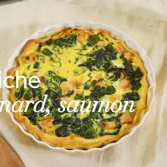 Quiche épinard, saumon, dorée et appétissante, prête à être dégustée.