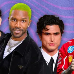 Quatre hommes célèbres, chacun avec une coupe de cheveux homme distinctive. L'un arbore une chevelure verte vibrante, un autre un style plus classique.