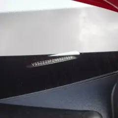 Naklejka z numerem VIN na szybie samochodu. To miejsce, gdzie sprawdzisz oznaczenie silnika.