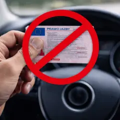 Ręka trzyma prawo jazdy z przekreśleniem. Zastanawiasz się, gdzie sprawdzić czy masz zakaz prowadzenia pojazdów mechanicznych?