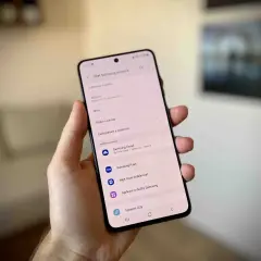 Na ekranie telefonu widać menu "Konto Samsung". Aby dowiedzieć się, jak wylogować się z konta Samsung, należy przejść do ustawień.
