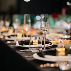 Elegancko nakryty stół z kieliszkami i talerzykami. Zastanawiasz się, ile za talerzyk na taką okazję?