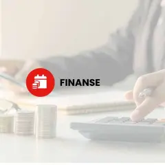 Osoba liczy pieniądze na kalkulatorze. Stosy monet i symbol kalendarza z monetami sugerują, że chodzi o **finanse** i zarządzanie budżetem.