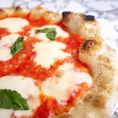 Pyszne, gorące pizza ciasto z pomidorami, mozzarellą i bazylią. Idealne na szybki posiłek.