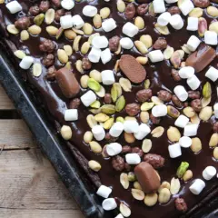 Chokladkaka med jordnötter, pistagenötter, marshmallows och chokladbitar. En riktig rocky road-dröm på en plåt.