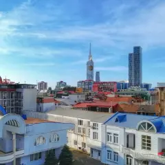 Widok na nowoczesne budynki i dachy w Batumi, stolicy Adżarii. W tle wysokie wieżowce i charakterystyczna wieża.