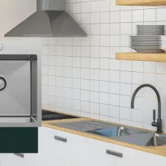 Nowoczesna kuchnia z drewnianym blatem, stalowym zlewozmywakiem i baterią. Zakończenie blatu kuchennego idealnie komponuje się z płytkami.