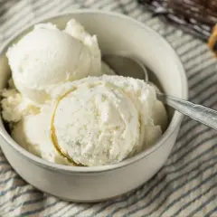 Pyszne lody śmietankowe, idealne na lato. Ten przepis na lody śmietankowe jest prosty i szybki.