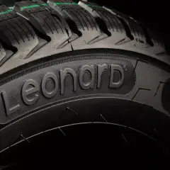 Gros plan sur un pneu Leonard, avec son nom en relief. Un avis sur la qualité de ces pneus est attendu.