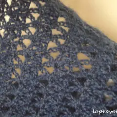 Stola uncinetto elegante, un capo in lana blu con un motivo traforato che dona leggerezza e raffinatezza.