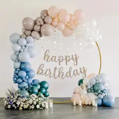 Elegancki łuk do balonów w pastelowych kolorach, ozdobiony girlandą "happy birthday" i kwiatami. Idealna dekoracja na przyjęcie.