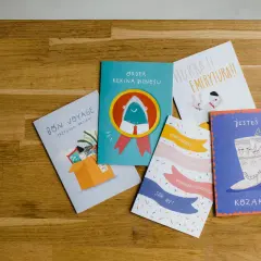 Urocze kartki z życzeniami na pożegnanie kolegi z klasy: "Bon Voyage", "Order Rekina Biznesu", "Hurra Emerytura!", "Powodzenia", "Jesteś Kozak!".