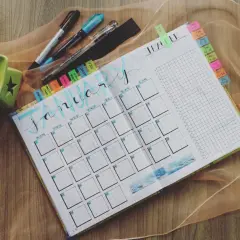 Planer na styczeń, czyli po polsku **lundi** i kolejne dni. Obok zielone miseczki i pisaki.