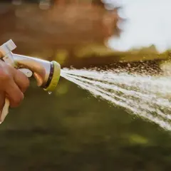Zrób zraszacz do wody DIY: łatwy przewodnik krok po kroku