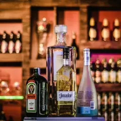 Butelki Jägermeister, El Jimador i Hypnotiq. Zastanawiasz się, ile ml ma kieliszek wódki? Zwykle 50 ml.