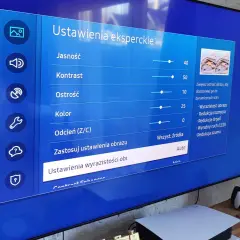 Ustawienia eksperckie telewizora: jasność, kontrast, ostrość, kolor. Skalowanie obrazu dostosowuje ostrość do dynamicznych scen.