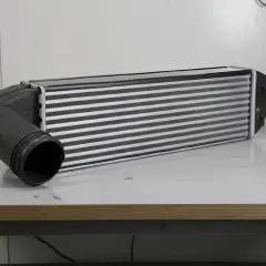 Uszkodzony intercooler objawy: utrata mocy, nierówna praca silnika, zwiększone spalanie. Oto jego wygląd.