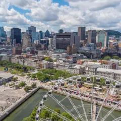 Vista panorámica de Montreal con la noria y el puerto. Descubre qué ver en Montreal, una ciudad vibrante con rascacielos y arquitectura histórica.