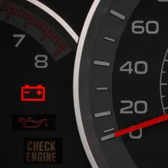 Tablero de coche con luz de batería encendida, indicando un problema con el alternador.