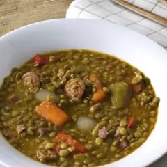 Plato de lentejas con chorizo, zanahoria y pimiento. ¡Un plato delicioso que se pueden congelar las lentejas para tener siempre a mano!