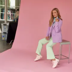 Joanna Krupa prezentuje stylowe, różowe buty sportowe, idealne do letnich stylizacji.