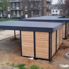Moderne Carports mit Holzwänden und einem begehbaren Dach, bereit für neue Bewohner.