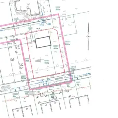 Mapa z oznaczeniami przyłączy, granic działek i budynków. Widoczny termin wydania warunków przyłączenia do sieci elektroenergetycznej.