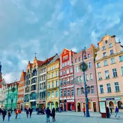 Kolorowe kamienice na Rynku we Wrocławiu, jednym z najpiękniejszych i najbardziej **ciekawe miasta w Polsce**.