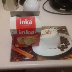 Pudełko Inki i filiżanka kawy na podkładce. Czy kawa Inka jest dla dzieci? To napój zbożowy, idealny dla całej rodziny.