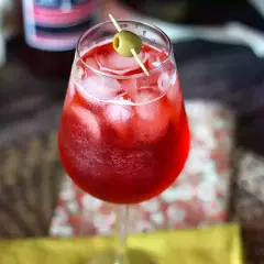 Orzeźwiający Campari Spritz. Idealny przepis na letnie popołudnie. Zobacz, jak łatwo go przygotować!