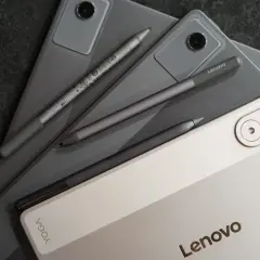 Kilka tabletów Lenovo z rysikami w różnych odcieniach szarości i beżu.