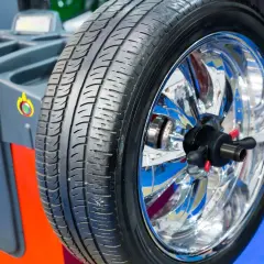 Koło z oponą na wyważarce. Sprawdzanie rozmiaru opon dla Peugeot 3008.