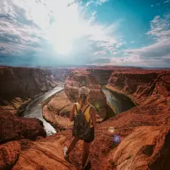 Kobieta z plecakiem podziwia Horseshoe Bend. To jej praca solówka, międzynarodówka w zapierającym dech w piersiach krajobrazie.