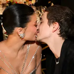 Timothée Chalamet und Kylie Jenner küssen sich bei einer glamourösen Veranstaltung.