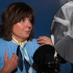 Joanna Kołaczkowska z córką, obie w eleganckich strojach, rozmawiają przy mikrofonie.