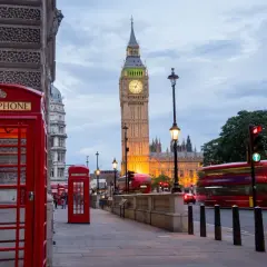 Londyn, Big Ben, czerwone budki telefoniczne i autobusy w ruchu. Wygląda jak scena z filmu, a nie lotnisko w Londynie Heathrow.