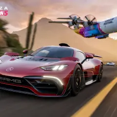 Roter Supersportwagen rast auf einer Straße, ein buntes Flugzeug fliegt darüber. Ein spannender Forza Horizon 5 Test.