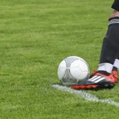 Zarobki piłkarzy Ekstraklasy: Kto jest milionerem, a kto na dorobku?