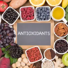 En mängd färgglada frukter, bär, grönsaker och nötter som är rika på antioxidanter mat.