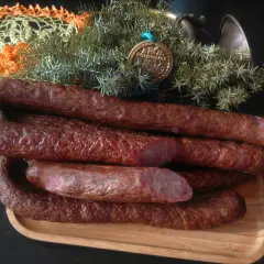 Wędzona kiełbasa z dzika, idealna na 10 kg. Aromatyczna, z ziołami i medalem "Król Polowania".